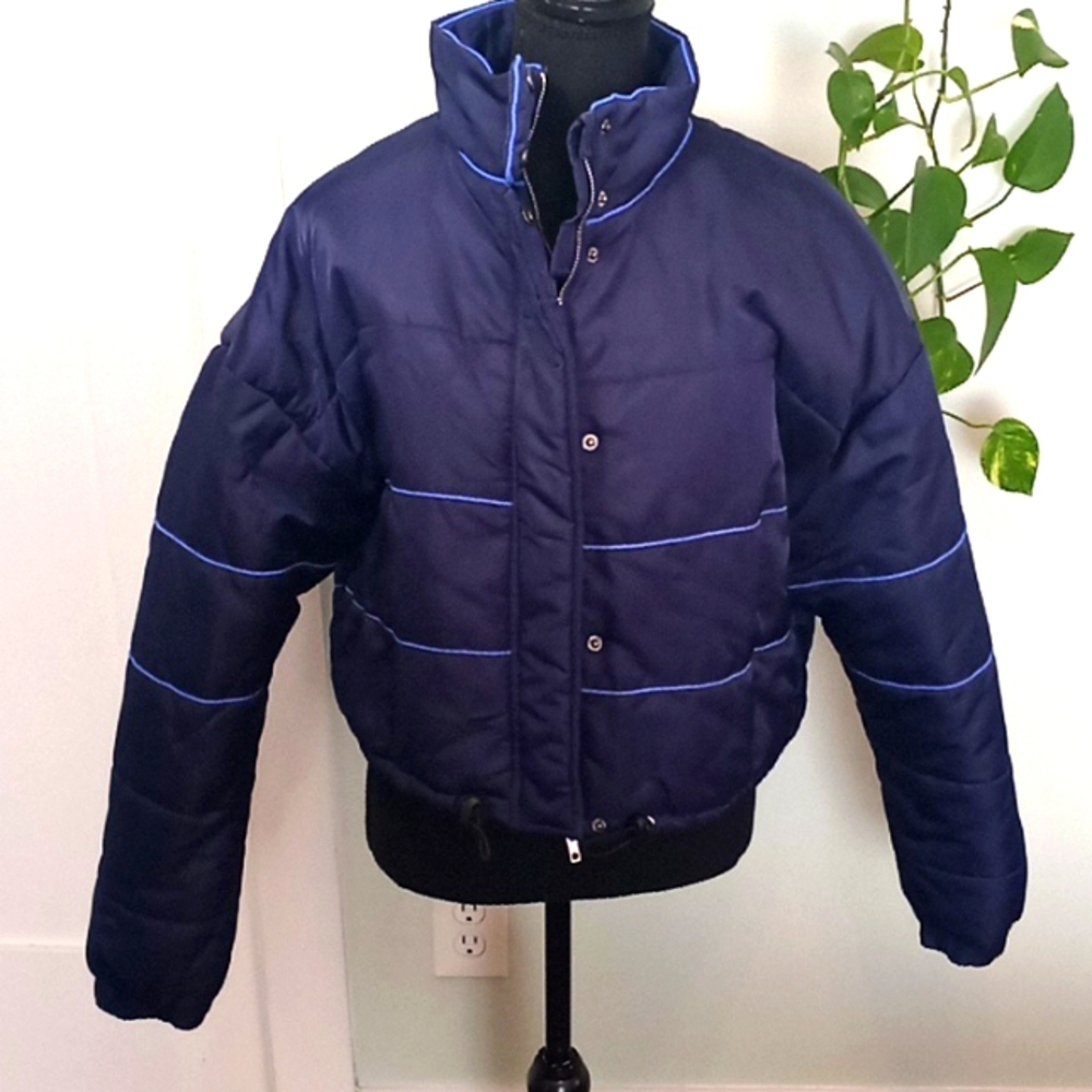 dee elly (L) blue luxury puffer crop jacket. drawstring bottom, zipper w buttons